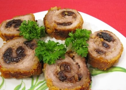 Gebraden runderrollade met gedroogde pruimen